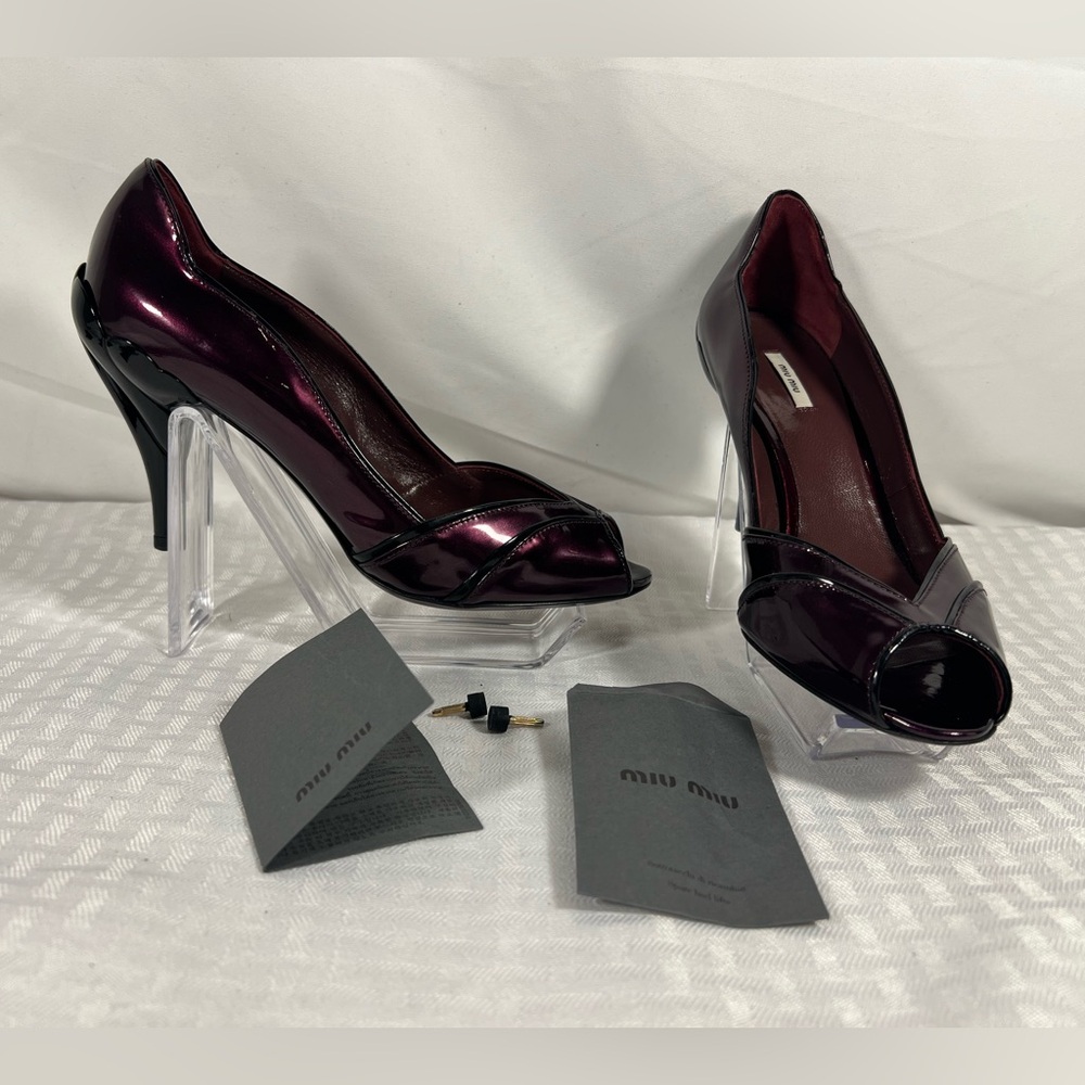 7022: Miu Miu Burgundy Patent Peep Toe Sculptural Heels EU 36